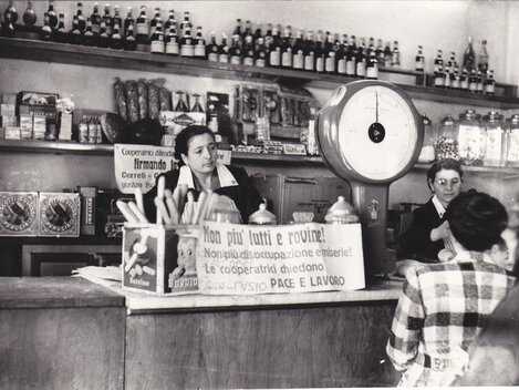 foto d'epoca di bancone di cooperativa di consumo